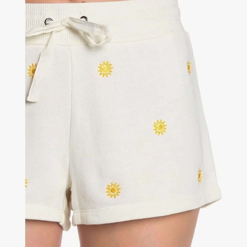 Splendid Cream Shorts with Yellow Daisy Embroidery - Picture 2 of 8